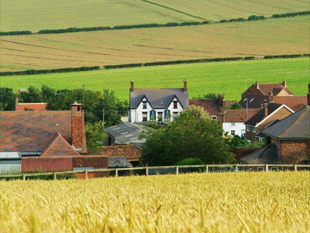 The Blue Bell Inn Weaverthorpe Екстериор снимка